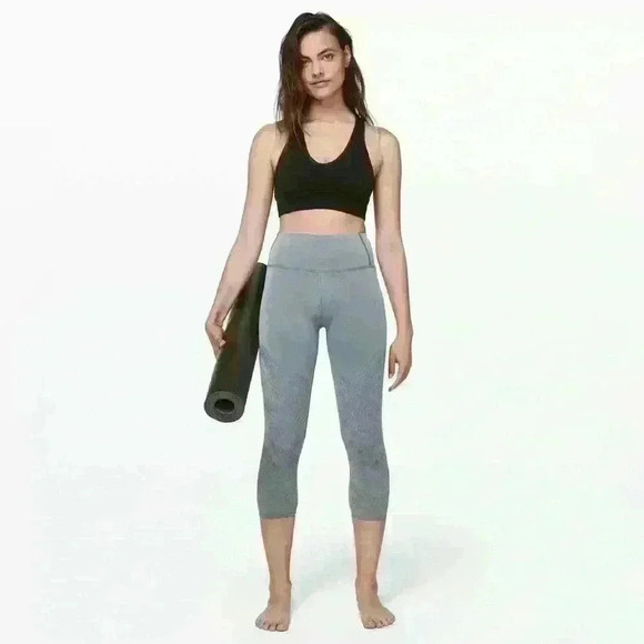 Lululemon Reveal Crop *Zen Expression~ Solar Grey ~ size 8 - Picture 4 of 16